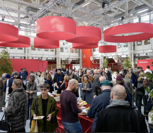 Arte Fiera Bologna: corpi e oggetti accolgono immagini come simboli del nostro tempo